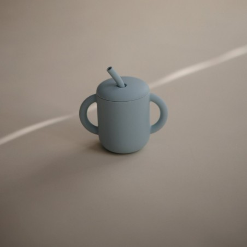 Copo de silicone com palhinha CAmbridge Blue da Mushie 2